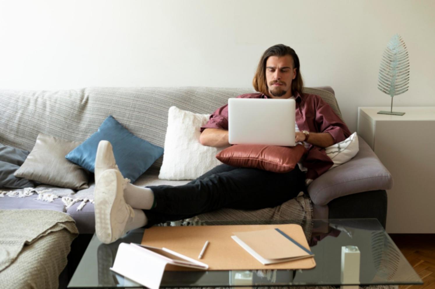 Espace de travail moderne avec ordinateur et matériel d'apprentissage